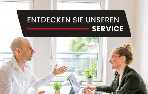 Ein Mann und eine Frau in einem Beratungsgespräch. Darüber steht in einem dunklen textfeld "Entdecken Sie unseren Service".