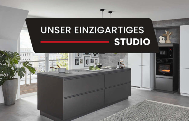 Dunkelgraue Kochinsel in einer hellen Insel. Darauf liegit ein Textfeld auf dem steht "Unser einzigartiges Studio" | Küchüenstudio in Radevormwald