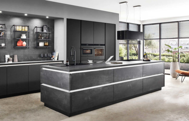 Schwarze, moderne Küche in Granitoptik im Küchenstudio in Radevormwald.